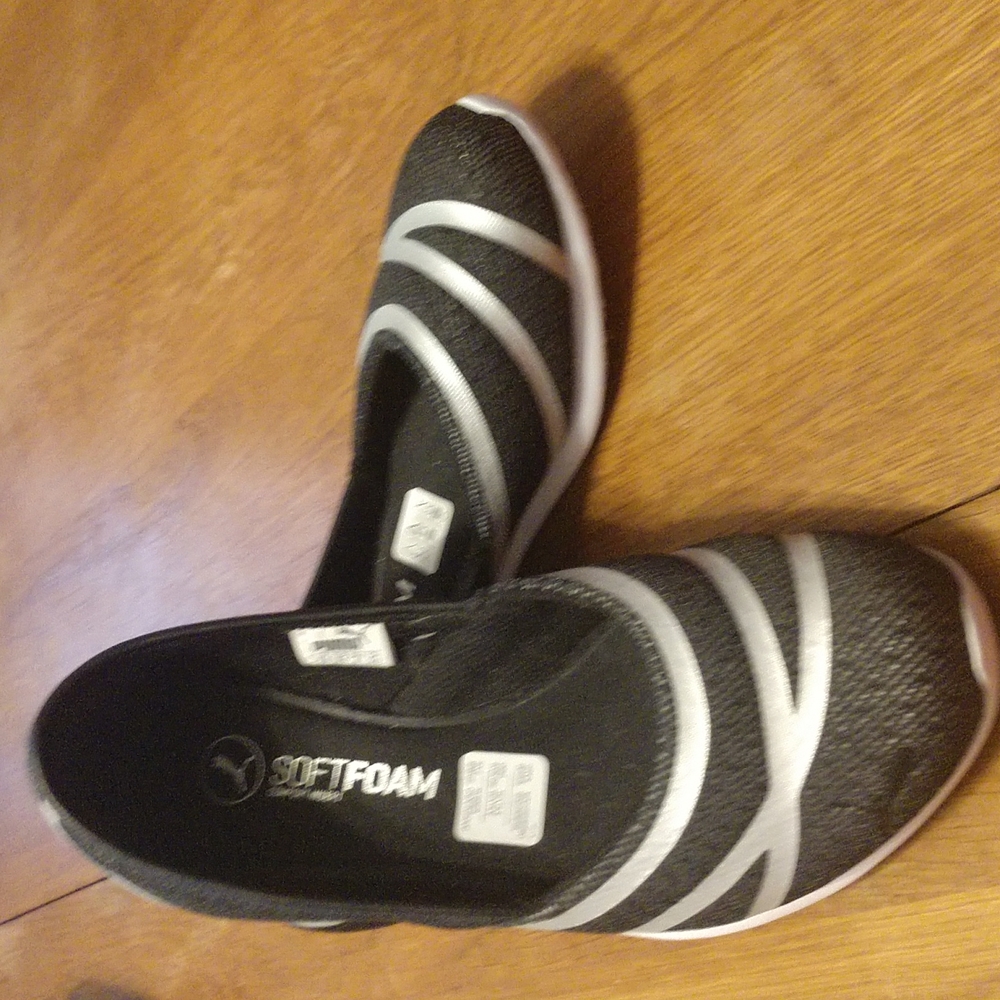 Puma soft foam black w/ silver flats size 8
